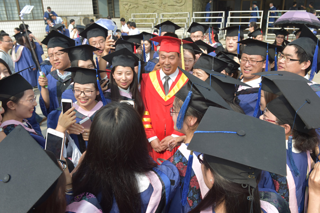 傅廣生校長與畢業學子們合影