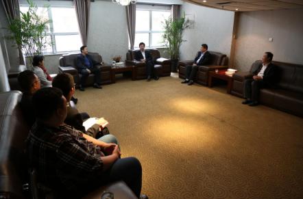 圖為我校黨委書記郭健、黨委常委楊立海、新聞傳播學院院長韓立新與文化部領導座談