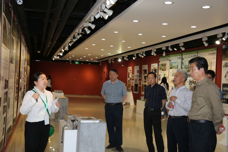 學校領導參觀藝術學院畢業作品展1