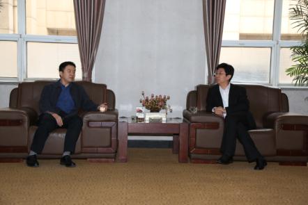 圖為我校黨委書記郭健與國家文化部文化藝術人才中心主任李立中親切交談