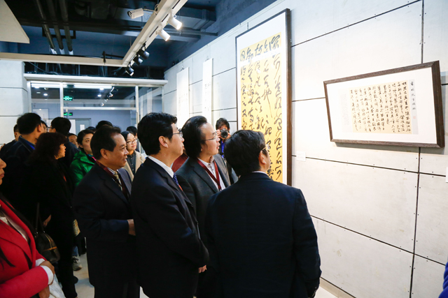 與會領導嘉賓參觀展覽