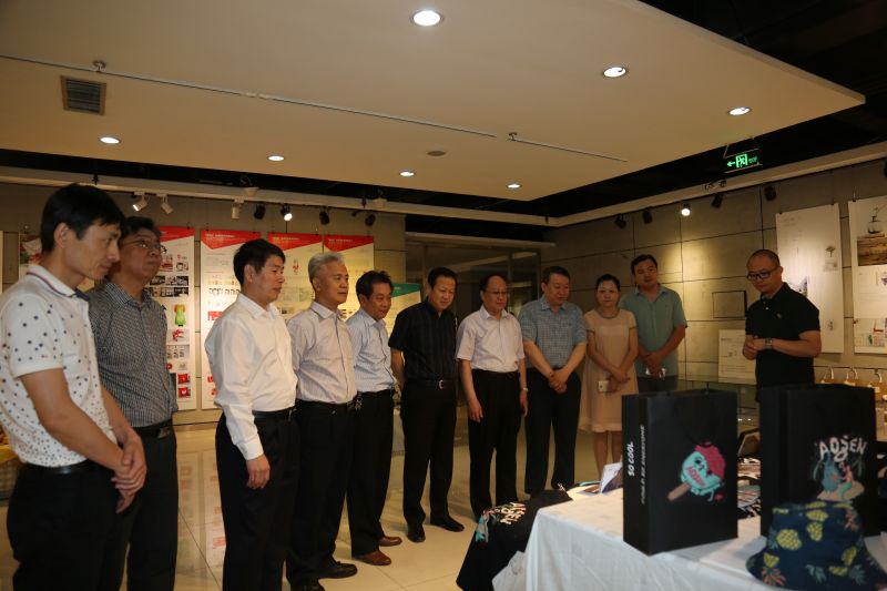 學校領導參觀藝術學院畢業作品展2