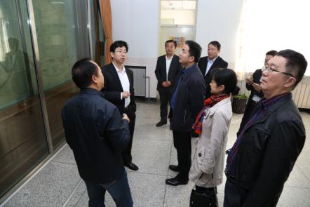 圖為我校黨委書記郭健與國家文化部領導觀賞《坤輿全圖》